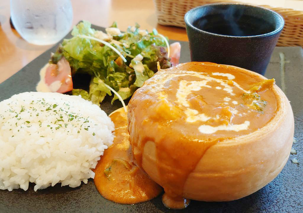 パン皿に入ったカレー